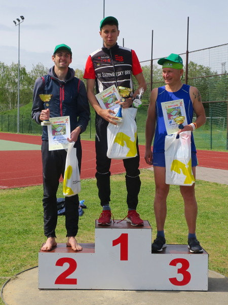 Víítězové hlavního závodu fotografie vítězů hlavního závodu